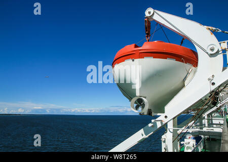 Ein Detail, das Teil einer großen Meer Fähre, die Rettung Boot hängen an Ketten an der Seite des Schiffes. Stockfoto