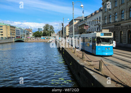 Das Bild von der hellen, sonnigen Tag in Göteborg in Schweden mit einer typischen Straßenbahn durch den Hauptkanal in der Mitte. Stockfoto