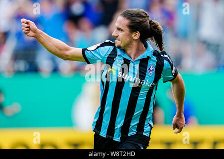 Mannheim, Deutschland. 11 Aug, 2019. DFB-Pokal, SV Waldhof Mannheim - Eintracht Frankfurt, Runde 1, in der Carl-Benz-Stadion. Die Mannheimer scorer Valmir Sulejmani cheers sein zweites Ziel, 2-0. Foto: Uwe Anspach/dpa - WICHTIGER HINWEIS: In Übereinstimmung mit den Anforderungen der DFL Deutsche Fußball Liga oder der DFB Deutscher Fußball-Bund ist es untersagt, zu verwenden oder verwendet Fotos im Stadion und/oder das Spiel in Form von Bildern und/oder Videos - wie Foto Sequenzen getroffen haben. Quelle: dpa Picture alliance/Alamy leben Nachrichten Stockfoto