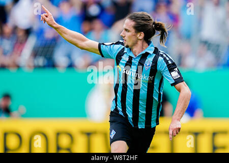 Mannheim, Deutschland. 11 Aug, 2019. DFB-Pokal, SV Waldhof Mannheim - Eintracht Frankfurt, Runde 1, in der Carl-Benz-Stadion. Die Mannheimer scorer Valmir Sulejmani cheers sein zweites Ziel, 2-0. Foto: Uwe Anspach/dpa - WICHTIGER HINWEIS: In Übereinstimmung mit den Anforderungen der DFL Deutsche Fußball Liga oder der DFB Deutscher Fußball-Bund ist es untersagt, zu verwenden oder verwendet Fotos im Stadion und/oder das Spiel in Form von Bildern und/oder Videos - wie Foto Sequenzen getroffen haben. Quelle: dpa Picture alliance/Alamy leben Nachrichten Stockfoto