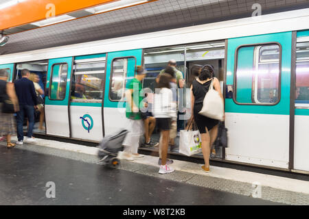 Paris U-Bahn - die Menschen in der U-Bahn der Linie 10 in Paris, Frankreich, Europa. Stockfoto