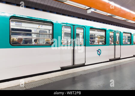 Paris U-Bahn - die Menschen in der U-Bahn der Linie 10 in Paris, Frankreich, Europa. Stockfoto