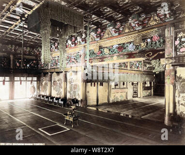 [1890s Japan - Innenraum der Zojoji buddhistischen Tempel, Tokio] - Das Innere der Zojoji Tempel (増上寺) in Shiba, Tokio. 19 Vintage albumen Foto. Stockfoto