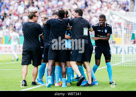 Mannheim, Deutschland. 11 Aug, 2019. Fussball: DFB-Pokal, SV Waldhof Mannheim - Eintracht Frankfurt, Runde 1, in der Carl-Benz-Stadion. Die Mannheimer Team jubelt über das Tor zum 2:0. Foto: Uwe Anspach/dpa - WICHTIGER HINWEIS: In Übereinstimmung mit den Anforderungen der DFL Deutsche Fußball Liga oder der DFB Deutscher Fußball-Bund ist es untersagt, zu verwenden oder verwendet Fotos im Stadion und/oder das Spiel in Form von Bildern und/oder Videos - wie Foto Sequenzen getroffen haben./dpa/Alamy leben Nachrichten Stockfoto