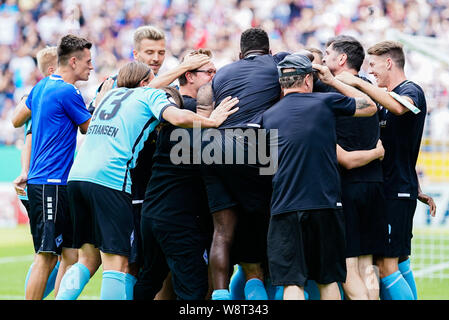 Mannheim, Deutschland. 11 Aug, 2019. Fussball: DFB-Pokal, SV Waldhof Mannheim - Eintracht Frankfurt, Runde 1, in der Carl-Benz-Stadion. Die Mannheimer Team jubelt über das Tor zum 2:0. Foto: Uwe Anspach/dpa - WICHTIGER HINWEIS: In Übereinstimmung mit den Anforderungen der DFL Deutsche Fußball Liga oder der DFB Deutscher Fußball-Bund ist es untersagt, zu verwenden oder verwendet Fotos im Stadion und/oder das Spiel in Form von Bildern und/oder Videos - wie Foto Sequenzen getroffen haben./dpa/Alamy leben Nachrichten Stockfoto