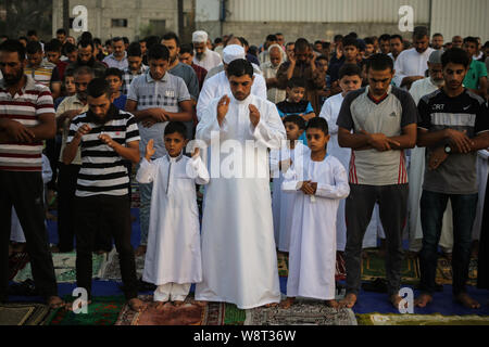 Palästinensische Muslime beten während des Eid al-Adha, hat keine bestimmte Zeitdauer und Festival in Gaza. Eid al-Adha, hat keine bestimmte Zeitdauer und ist das größte Fest für Muslime in der ganzen Welt nach dem Eid al-Fitr die Bereitschaft von Ibrahim (Abraham) Allahs (Gottes) Befehl, seinen Sohn zu opfern, zu folgen, zu gedenken. Stockfoto