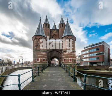 Brücke mit dem alten Stadttor, Amsterdamse Poort, Haarlem, Nord Holland, Niederlande Stockfoto