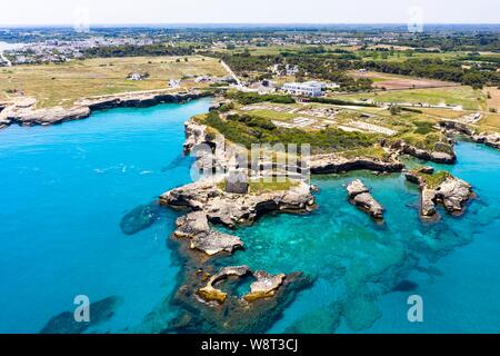 Turm und die Bucht von Roca Vecchia Torre di Maradico, Brindisi, Apulien, Italien Stockfoto