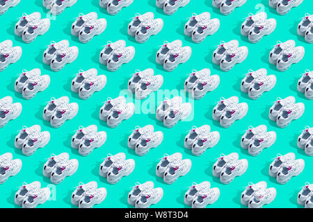 Paar weiße Sneakers auf farbigen Hintergrund. Sport laufen Konzept. Viele schuhe Muster Stockfoto