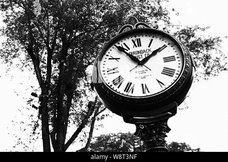 Straße Uhr vor Adirondack Trust Company Building in Saratoga Springs, New York State Stockfoto