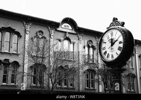 Uhr auf Broadway Street vor Adirondack Trust Company Building, Saratoga Springs, New York State Stockfoto