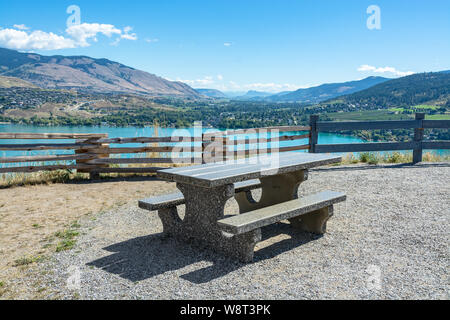 Konkrete Tisch mit Bänken am Picknickplatz mit Blick auf Kalamaka See Stockfoto