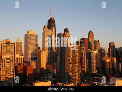 Ein Blick auf das John Hancock Building und 360 Chicago als von einem Luxus Eigentumswohnung in der Altstadt Nachbarschaft in Chicago, IL Stockfoto