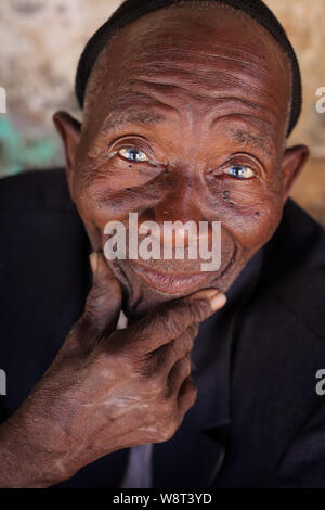 Ein Taylor mit einer Nähmaschine in einem kleinen Dorf in der Nähe von Senga Bay. Malawi ist eines der ärmsten Länder der Welt. Stockfoto