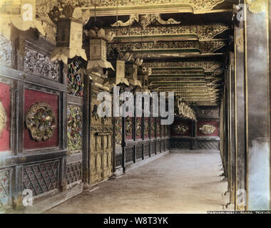 [1880s Japan - Innenraum der Zojoji buddhistischen Tempel, Tokio] - Das Innere der Zojoji Tempel (増上寺) in Shiba, Tokio. 19 Vintage albumen Foto. Stockfoto