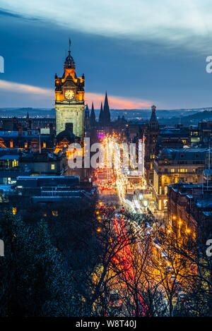 Die Princes Street von Calton Hill in der Dämmerung Stockfoto