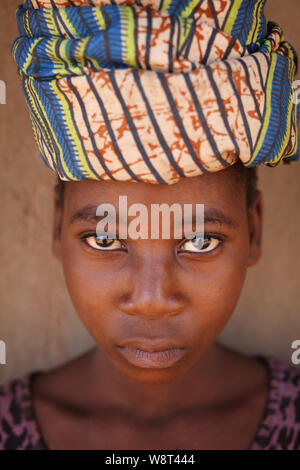 Junge Frau trägt ein traditionelles Kopftuch in einem abgelegenen Dorf in der Nähe von ntchisi. Malawi ist eines der ärmsten Länder der Welt. Stockfoto