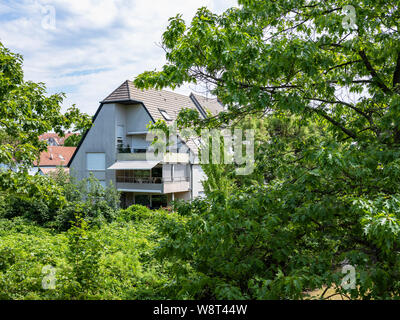 Wohnungsbau, dreistöckiges Haus, Garten, Bäume, Sommer, Straßburg, Elsass, Frankreich, Europa, Stockfoto