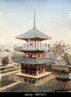 [1880s Japan - Japanische drei Storied Kofukuji Pagode des Tempels, Nara] - drei stöckige Pagode (三重塔, Sanju-no-zu) der Kofukuji Tempel (興福寺) in Nara. Die Pagode wurde während der frühen Kamakura-zeit (1185-1333) gebaut. Es ist eine Rekonstruktion einer früheren Pagode im Jahre 1143 gebaut. 19 Vintage albumen Foto. Stockfoto