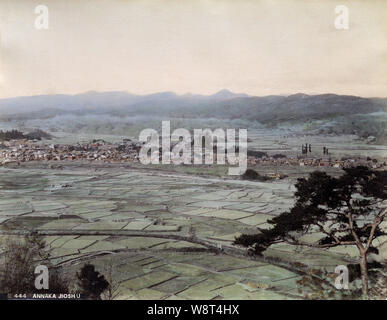 [1880s Japan - Dorf auf der Autobahn Nakasendo] - Annaka Juku (安中宿) auf der Nakasendo. Annaka Juku war der 15. der 60 - neun Stationen der Nakasendo. Es ist in der heutigen Stadt Annaka, Gunma Präfektur. 19 Vintage albumen Foto. Stockfoto