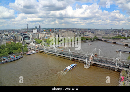 London, Großbritannien - 22.Mai 2016: Hungerford Brücke und Waterloo Bridge über die Themse Stockfoto