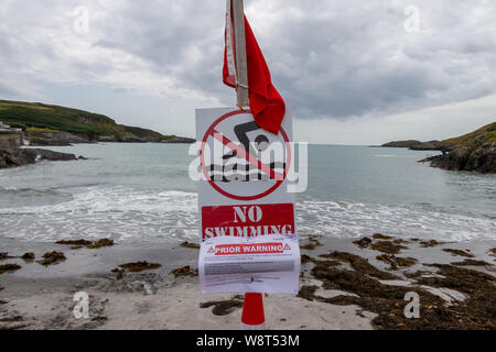 Tragumna, West Cork, Irland. 10. August 2019. Tragumna Strand ein beliebtes Holiday Beach zusammen mit 5 anderen Stränden in der Grafschaft Cork hatte "keine Schwimmen "Zeichen errichtet, über das Wochenende. Die neuen schweren Regen hat die Schuld für die Hinweise Warnung vor dem Risiko der hohen Bakteriumniveaus gewesen. Das Wasser wird am Montag, den 12. August erneut getestet und die Ergebnisse werden veröffentlicht am 14. August. Kredit aphperspective/Alamy leben Nachrichten Stockfoto