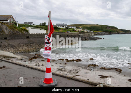 Tragumna, West Cork, Irland. 10. August 2019. Tragumna Strand ein beliebtes Holiday Beach zusammen mit 5 anderen Stränden in der Grafschaft Cork hatte "keine Schwimmen "Zeichen errichtet, über das Wochenende. Die neuen schweren Regen hat die Schuld für die Hinweise Warnung vor dem Risiko der hohen Bakteriumniveaus gewesen. Das Wasser wird am Montag, den 12. August erneut getestet und die Ergebnisse werden veröffentlicht am 14. August. Kredit aphperspective/Alamy leben Nachrichten Stockfoto