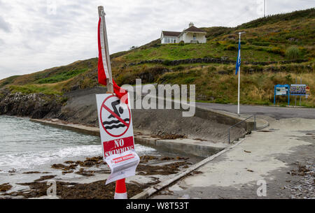 Tragumna, West Cork, Irland. 10. August 2019. Tragumna Strand ein beliebtes Holiday Beach zusammen mit 5 anderen Stränden in der Grafschaft Cork hatte "keine Schwimmen "Zeichen errichtet, über das Wochenende. Die neuen schweren Regen hat die Schuld für die Hinweise Warnung vor dem Risiko der hohen Bakteriumniveaus gewesen. Das Wasser wird am Montag, den 12. August erneut getestet und die Ergebnisse werden veröffentlicht am 14. August. Kredit aphperspective/Alamy leben Nachrichten Stockfoto