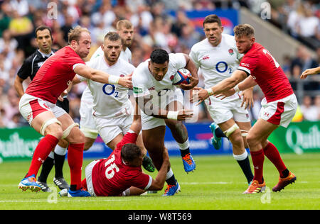 London, Großbritannien. 11. August 2019. England v Wales Rugby Union Quilter Internationals, Twickenham, 2019, 11/08/2019 Manu Tuilagi von England bricht Aways von Alun Wyn Jones, Elliot Dee und Dan Biggar von Wales Credit: Paul Harding/Alamy leben Nachrichten Stockfoto