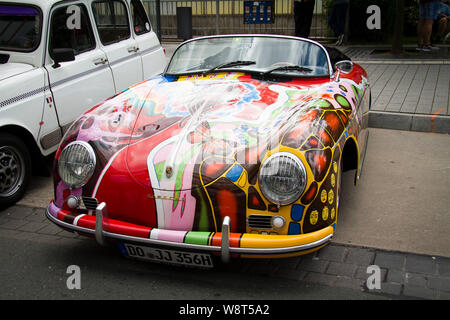 Replik der Janis Joplins handbemalte 1965 Porsche 356 Speedster, Flower-Power Design, Deutschland. Replik des 1965 er Porsche 356 Speedster von Jani Stockfoto