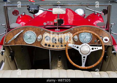 Armaturenbrett des MG TC aus den 1940er Jahren, Deutschland. Armaturenbrett eines MG TC aus den 1940er Jahren, Deutschland. Stockfoto