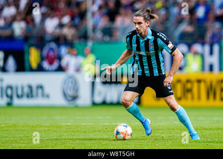 Mannheim, Deutschland. 11 Aug, 2019. Fussball: DFB-Pokal, SV Waldhof Mannheim - Eintracht Frankfurt, Runde 1, in der Carl-Benz-Stadion. Mannheims Valmir Sulejmani spielt den Ball. Foto: Uwe Anspach/dpa - WICHTIGER HINWEIS: In Übereinstimmung mit den Anforderungen der DFL Deutsche Fußball Liga oder der DFB Deutscher Fußball-Bund ist es untersagt, zu verwenden oder verwendet Fotos im Stadion und/oder das Spiel in Form von Bildern und/oder Videos - wie Foto Sequenzen getroffen haben./dpa/Alamy leben Nachrichten Stockfoto