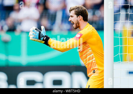 Mannheim, Deutschland. 11 Aug, 2019. Fussball: DFB-Pokal, SV Waldhof Mannheim - Eintracht Frankfurt, Runde 1, in der Carl-Benz-Stadion. Frankfurt Torwart Kevin Trapp gestikulierte. Foto: Uwe Anspach/dpa - WICHTIGER HINWEIS: In Übereinstimmung mit den Anforderungen der DFL Deutsche Fußball Liga oder der DFB Deutscher Fußball-Bund ist es untersagt, zu verwenden oder verwendet Fotos im Stadion und/oder das Spiel in Form von Bildern und/oder Videos - wie Foto Sequenzen getroffen haben./dpa/Alamy leben Nachrichten Stockfoto