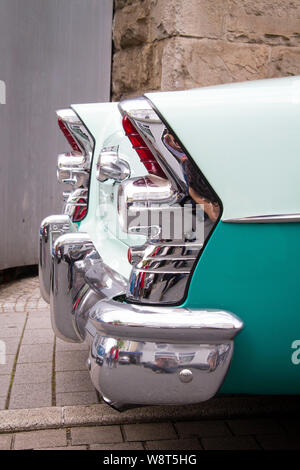 Schwanzflosse eines 1955 Buick Special, Deutschland. Heckflossen des 1955 er Buick Special, Deutschland. Stockfoto