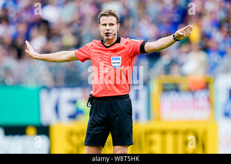 Mannheim, Deutschland. 11 Aug, 2019. Fussball: DFB-Pokal, SV Waldhof Mannheim - Eintracht Frankfurt, Runde 1, in der Carl-Benz-Stadion. Schiedsrichter Felix Brych gestikulierte. Foto: Uwe Anspach/dpa - WICHTIGER HINWEIS: In Übereinstimmung mit den Anforderungen der DFL Deutsche Fußball Liga oder der DFB Deutscher Fußball-Bund ist es untersagt, zu verwenden oder verwendet Fotos im Stadion und/oder das Spiel in Form von Bildern und/oder Videos - wie Foto Sequenzen getroffen haben./dpa/Alamy leben Nachrichten Stockfoto