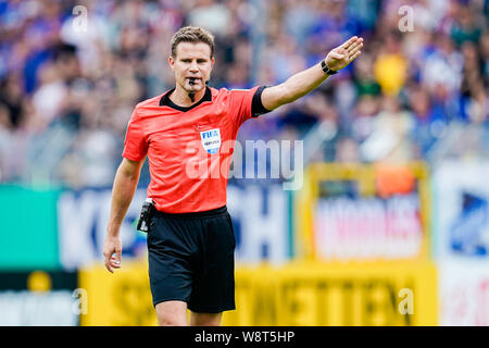 Mannheim, Deutschland. 11 Aug, 2019. Fussball: DFB-Pokal, SV Waldhof Mannheim - Eintracht Frankfurt, Runde 1, in der Carl-Benz-Stadion. Schiedsrichter Felix Brych gestikulierte. Foto: Uwe Anspach/dpa - WICHTIGER HINWEIS: In Übereinstimmung mit den Anforderungen der DFL Deutsche Fußball Liga oder der DFB Deutscher Fußball-Bund ist es untersagt, zu verwenden oder verwendet Fotos im Stadion und/oder das Spiel in Form von Bildern und/oder Videos - wie Foto Sequenzen getroffen haben./dpa/Alamy leben Nachrichten Stockfoto