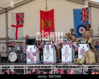 Fort George, Inverness, Schottland, 10. August 2019. Dass Swing Sensation Band 40er Jahre Musik an der historischen Schottland Festival am Fort Ereignismarkierung 250 Jahre Fort George. Stockfoto