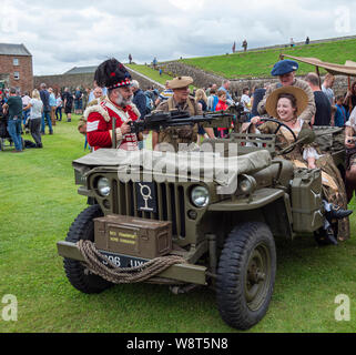 Fort George, Inverness, Schottland, 10. August 2019. Re-enactors aus verschiedenen historischen Perioden auf einen Weltkrieg II Jeep auf der Historic Scotland Festival am Fort Ereignismarkierung 250 Jahre Fort George. Stockfoto