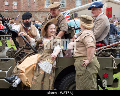 Fort George, Inverness, Schottland, 10. August 2019. Re-enactors aus verschiedenen historischen Perioden Pose auf einem Zweiten Weltkrieg Jeep auf der Historic Scotland Festival am Fort Ereignismarkierung 250 Jahre Fort George. Stockfoto