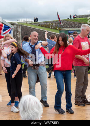 Fort George, Inverness, Schottland, 10. August 2019. Besucher in 1940 s tanzen zur Musik von Swing Sensation an der Historic Scotland Festival am Fort, Kennzeichnung, 250 Jahre Fort George. Stockfoto