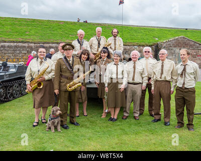 Fort George, Inverness, Schottland, 10. August 2019. Mitglieder der Swing Band, Swing Sensation darstellen, auf ein WWII militärisches Fahrzeug an der Historic Scotland Festival am Fort, Kennzeichnung, 250 Jahre Fort George. Stockfoto