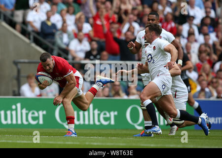 London, Großbritannien. 11 Aug, 2019. Gareth Davies von Wales (l) Kerben versuchen im 1. Halbjahr. England v Wales, Quilter internationalen Rugby in Twickenham Stadium in London am Sonntag, den 11. August 2019. Bitte beachten Sie die Bilder sind nur für den redaktionellen Gebrauch bestimmt. pic von Andrew Obstgarten/Andrew Orchard sport Fotografie/Alamy Live news Credit: Andrew Orchard sport Fotografie/Alamy leben Nachrichten Stockfoto