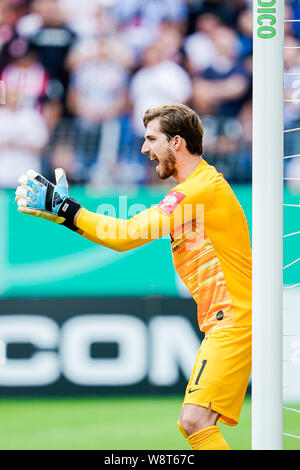 Mannheim, Deutschland. 11 Aug, 2019. Fussball: DFB-Pokal, SV Waldhof Mannheim - Eintracht Frankfurt, Runde 1, in der Carl-Benz-Stadion. Frankfurt Torwart Kevin Trapp gestikulierte. Foto: Uwe Anspach/dpa - WICHTIGER HINWEIS: In Übereinstimmung mit den Anforderungen der DFL Deutsche Fußball Liga oder der DFB Deutscher Fußball-Bund ist es untersagt, zu verwenden oder verwendet Fotos im Stadion und/oder das Spiel in Form von Bildern und/oder Videos - wie Foto Sequenzen getroffen haben./dpa/Alamy leben Nachrichten Stockfoto