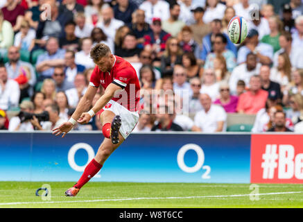 London, Großbritannien. 11. August 2019. England v Wales Rugby Union Quilter Internationals, Twickenham, 2019, 11/08/2019 Dan Biggar von Wales für Ziel Credit Kicks: Paul Harding/Alamy leben Nachrichten Stockfoto