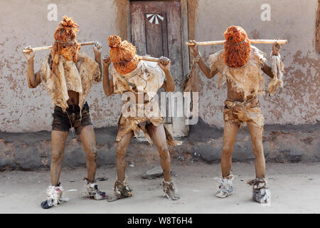 Traditionelle Nyau Tänzer mit Gesichtsmaske an einem Gule Wamkulu Zeremonie in abgelegenen Dorf in der Nähe von ntchisi. Malawi ist eines der ärmsten Länder der Welt. Stockfoto