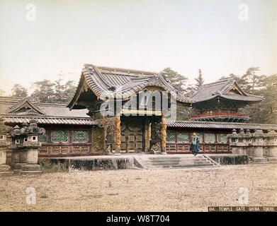 [1890s Japan - Buddhistische Tempel, Tokio] - Chokugakumon an Zojoji Tempel, Shiba, Tokio. Das Tor bietet eine Plakette mit dem Wort "Yushoin" Geschrieben von Kaiser Nakamikado. Sechs der 15 Tokugawa Shogunen sind an Zojoji begraben. Viel der Tempelanlagen wurde während der US Air Raid auf Tokio von März 10, 1945 zerstört. Ende des 19. Jahrhunderts. 19 Vintage albumen Foto. Stockfoto