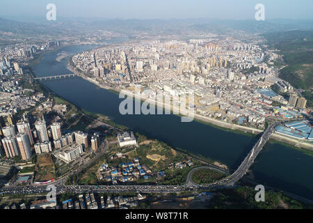 (190811) - ANKANG, Aug 11, 2019 (Xinhua) - luftaufnahme am 7. April 2019 zeigt eine Ansicht der Hanjiang Fluss schlängelt sich durch die Stadt Ankang, im Nordwesten der chinesischen Provinz Shaanxi. In den letzten Jahren, Ankang konzentriert sich auf die umweltfreundliche Entwicklung und gesehen das rasante Wachstum von umweltfreundliche Industrien. Die Stadt hat auch einige arbeitsintensive Industrien fabrizieren Einzelteile wie Textil- und Spielwaren, als Weise, Jobs für einkommensschwache Bewohner schaffen. (Xinhua / Shao Rui) Stockfoto