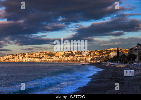 Die Skyline der Stadt von Nizza bei Sonnenaufgang in Frankreich, Blick von der Französischen Riviera Strand am Mittelmeer Stockfoto