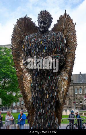 Das Messer Engel Skulptur des Bildhauers Alfie Bradley aus über 100.000 Messer, die in der Polizeilichen Verbrechensbekämpfung in Großbritannien übergeben in Middlesbrough angezeigt Stockfoto