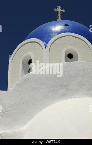 Griechisch-orthodoxe Kapelle mit Kreuz, griechische Insel, Santorini, Griechenland Stockfoto